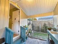 Downtown cottage 7 miles from beach