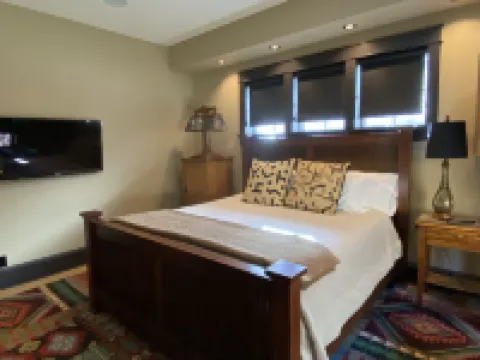 The Mission House- Located in the Finger Lakes. Hike & Bird Watch. EV Charger.