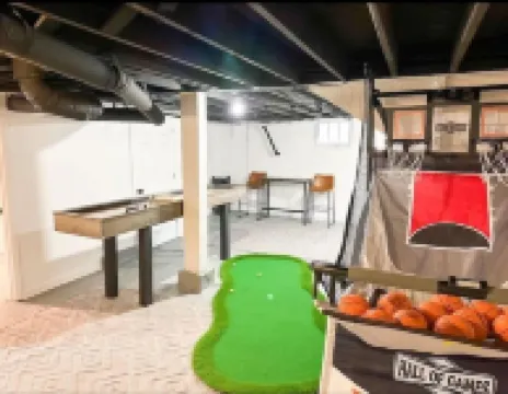 Hello Sunshine! Beautiful Bungalow in the Heart of Springfield!