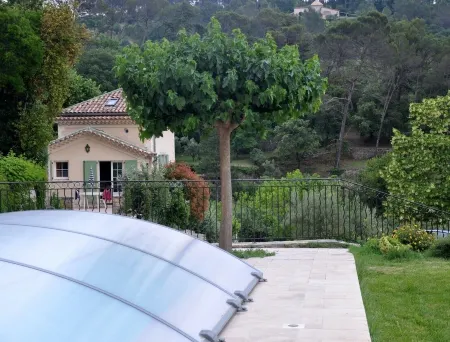 Comfortable Gite with pool close to the city and the countryside