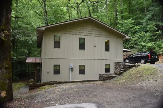Beautiful River/Waterfall Cabin 13 miles to Helen  6 miles to Hiawassee