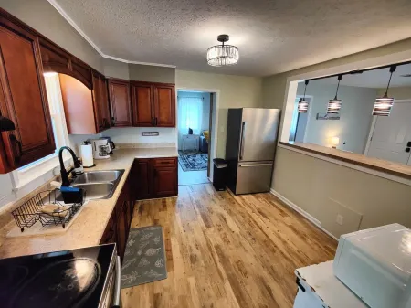 Cheerful Home w/Fireplace