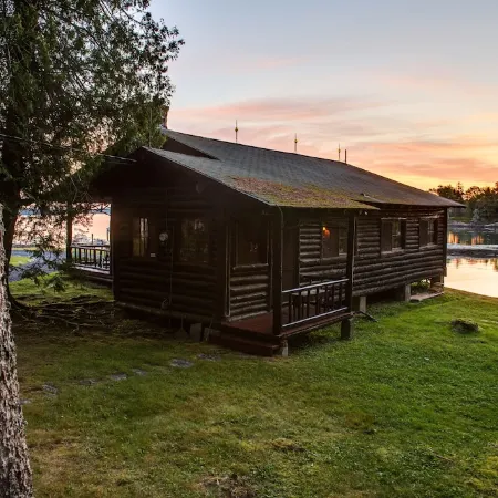 Authentic Log Cabin on Damariscotta River W/ Dock and Moorings