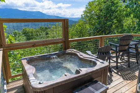 Fall Colors! Big Views! Hot Tub, Modern, 10 Min to Downtown!