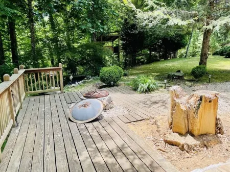 Ken’s Secluded Cabin★Fire Pit★Huge Deck★Amazing Views★Hot tub★12 Minutes to DT