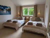 Unique, Spacious, Self-Built Eco House with Huge Garden and Movie Room Hotels in Andover