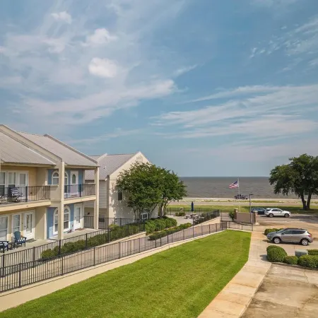 Gulfviews, short walk to Beaches w Pool sleeps 4