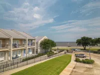 Gulfviews, short walk to Beaches w Pool sleeps 4