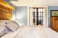 StarryPinesCottage w Salt Hot Tub & Cedar Sauna Mins to Slopes