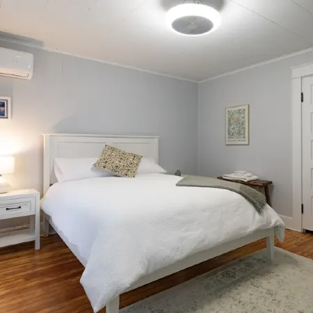 Beautiful Remodeled Downtown Frederick Cottage (Pet-Friendly)