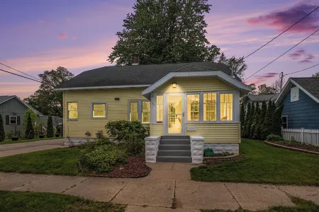 Elegant Muskegon Getaway in trendy Lakeshore district Отели рядом с достопримечательностью «Беюкма Плейфилд»