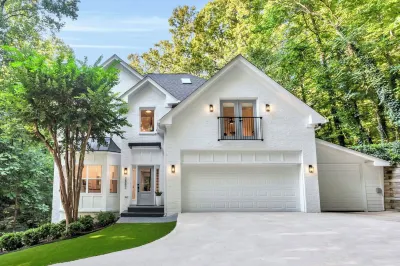 Private Luxury Spacious Atlanta Home Hotel dekat Publix Super Market at Oglethorpe Crossing