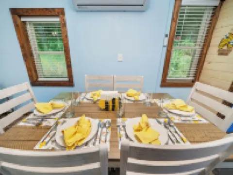 The Honeycomb Hideout-Charming 2-bedroom house in marvelous Bakersville