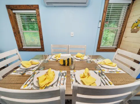 The Honeycomb Hideout-Charming 2-bedroom house in marvelous Bakersville