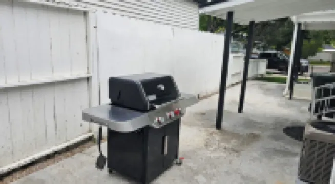 Old Town Modern 2bed/1bath home with patio & yard