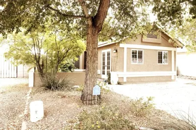 Cozy Cottage - 2 BD Energy Efficient Victorian Villa Hotels near T-Mobile