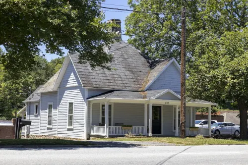 Cozy Victorian in the Center of downtown Morganton (Dog Friendly