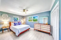 Pool+Bikes+BBQ! Tropical Getaway & Close To Beach!