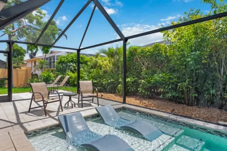 Stunning Home, 5 min Walk To Beach and JW Marriott Отели рядом с достопримечательностью «Hideaway Beach»