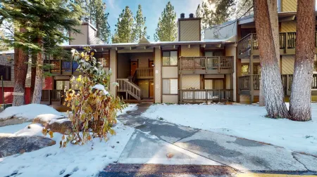 Deluxe remodeled 2 Bedrooms, Loft, 3 Bathrooms Condo close to Eagle Отели в г. Маммот-Лейкс