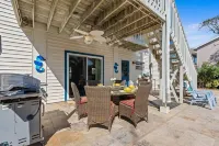 King Suite, Hot Tub, Pool, BBQ Grill, Bikes, Patio, EV Charger, 600 ft 2 Beach!