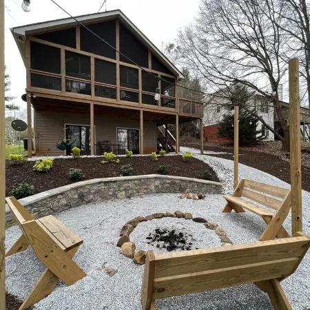 LAKEFRONT HARTWELL! Good dogs welcome! Covered dock, fire pit, kayaks!