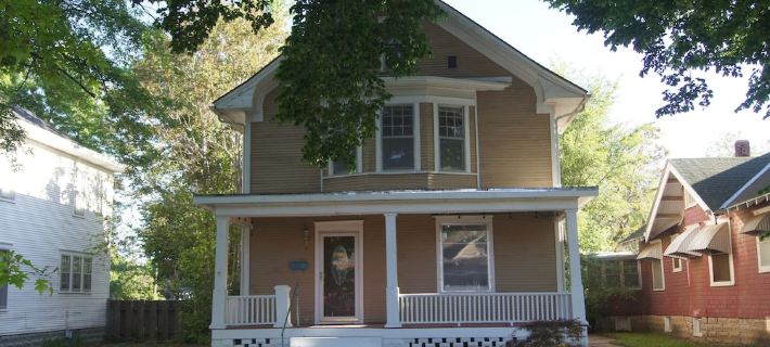 Charming Colonial Home with Private Chipping Green Hotels in Reno County