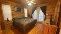 Beautiful real log cabin - hot tub, pool table, great view, WI-FI Internet