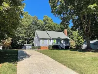 Clover Cottage: Charming 3-bedroom house in delightful Belmont Hotels in South Point