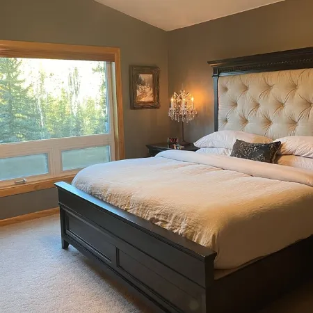 Luxury Mountain Cabin  overlooking Cascade Creek  7th nite FREE