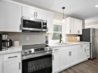 2 Bedroom Pet Friendly Apt w/ full kitchen; Private fenced Backyard; Great Wifi