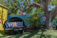 Sleeps 20, HotPool 5Bdr 3Bath Home, 3.5 Miles to the Beach Small Events Welcome Publix Super Market at Tri City Plaza附近的飯店