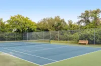 Free Daily Activities, Bikes, Grill, Pool, Chairs, Plenty of Parking!