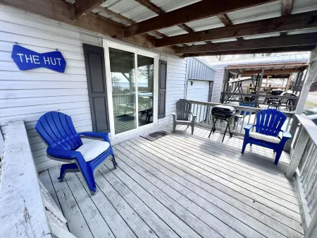 The Hut.  Cozy 2-bedroom mobile home on peaceful Reelfoot Lake with boat shed