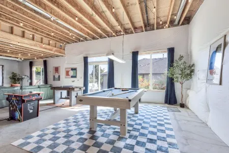 Centrally Located 5BD - Games, BBQ & Firepit Patio