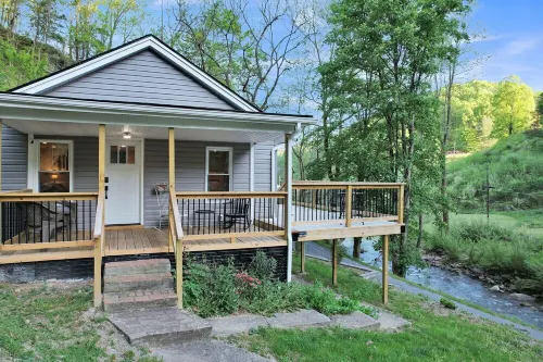 Creekfront mountain cabin on Tumbling Creek with 2 bed, 2 bath and dog friendly!