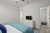 Peaceful & Convenient 2 Bed 2 Bath Apartment for you short/mid term cirucmstance Hotels in Walker
