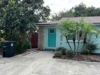 Perfect 2/1 beach duplex apartment in the heart of STA beach