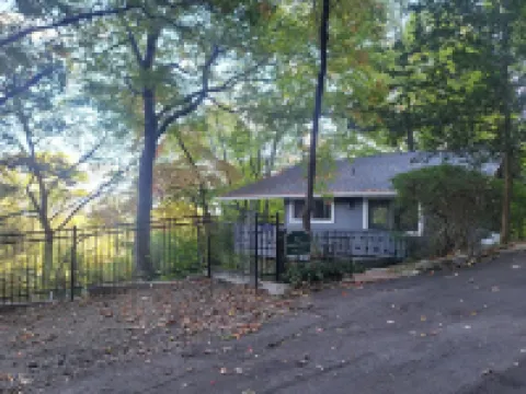 Treetop Chalet-4 Mins to DT Avl, 10 Mins to Blue Ridge Parkway, Dog Friendly, FP