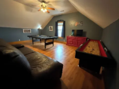 Spacious Victorian w/Game Room & Hot Tub Hotels in Pflugerville