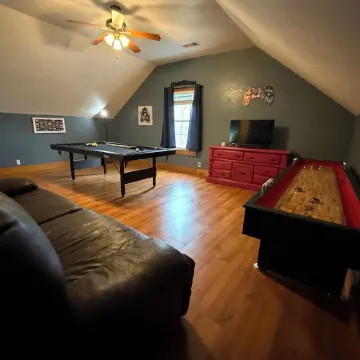 Spacious Victorian w/Game Room & Hot Tub