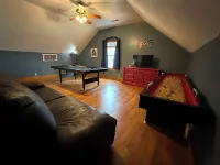Spacious Victorian w/Game Room & Hot Tub Hotels in Pflugerville