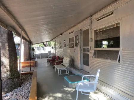 Dos Palmas, a retro travel home