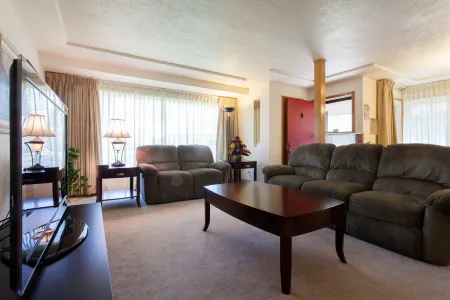 Near Providence Hospital - Sunny and Comfy Tabor 2 Bedrooms - 1100 Sq Ft! Отели рядом с достопримечательностью «Mount Tabor Park»