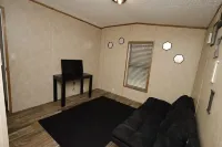 Cozy secluded home. Close to lakes, spacious yard for family & pet friendly! Hotels in Putnam County