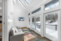 Mt Snow Getaway - 3 Bedroom Chic Condo - Community Pool and Tennis