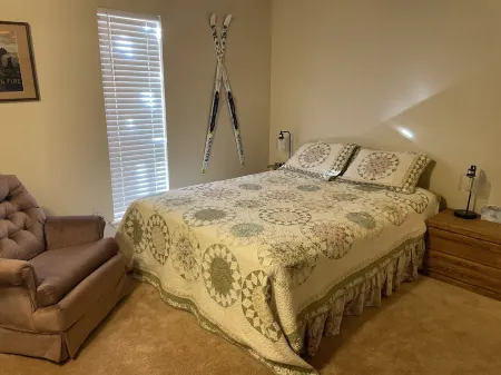 Comfy ski and mountain bike condo walking distance to lift!