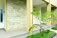RedDoorz Near Benteng Van Den Bosch Hotels in Ngawi