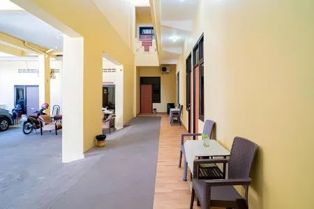 RedDoorz Syariah Near Jembatan Merah Plaza Отели в г. Bubutan