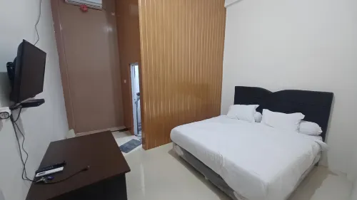 KUSUMA HOTEL AND CONVENTION HALL Hotels in Kertosono